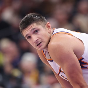 开云体育在线入口-没有奇迹！太阳最后2秒后场发长传 阿伦翻身绝平三分没能命中